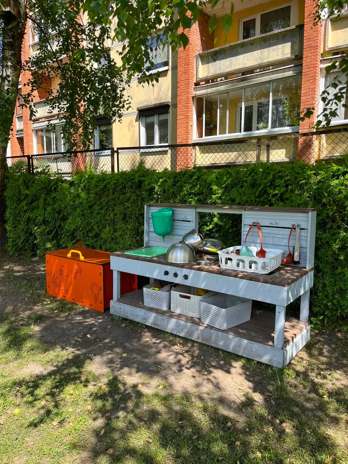 Lauko daiktadėžė šalia purvo virtuvėlės