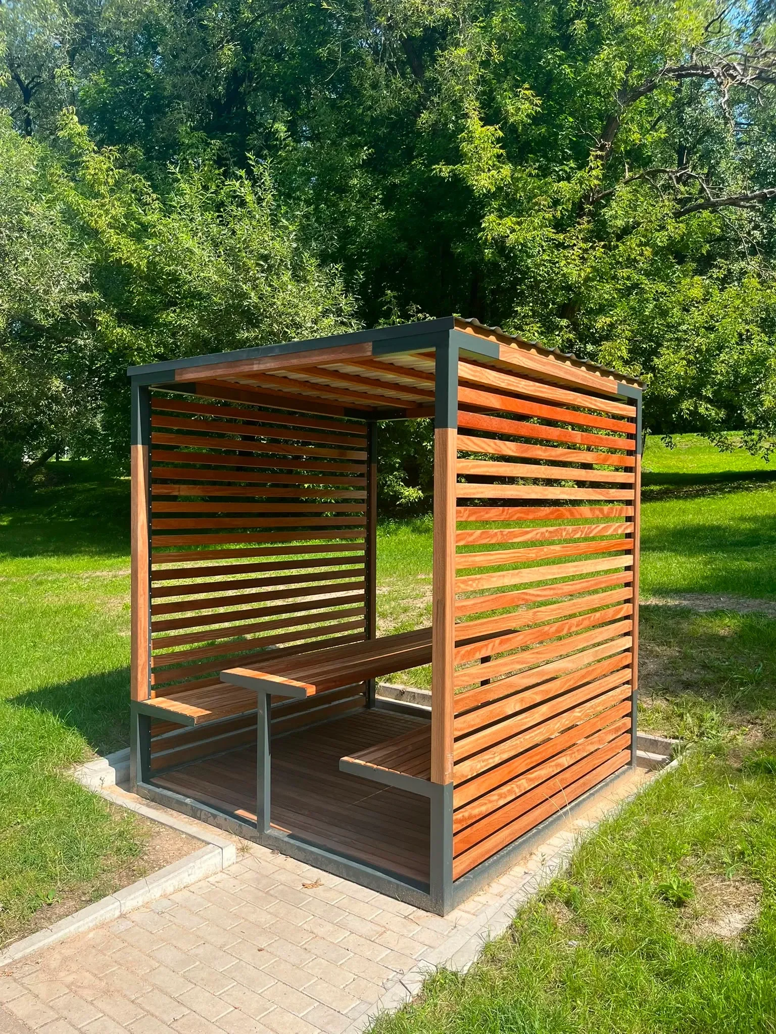 Pavėsinė parke, vaizdas iš šono