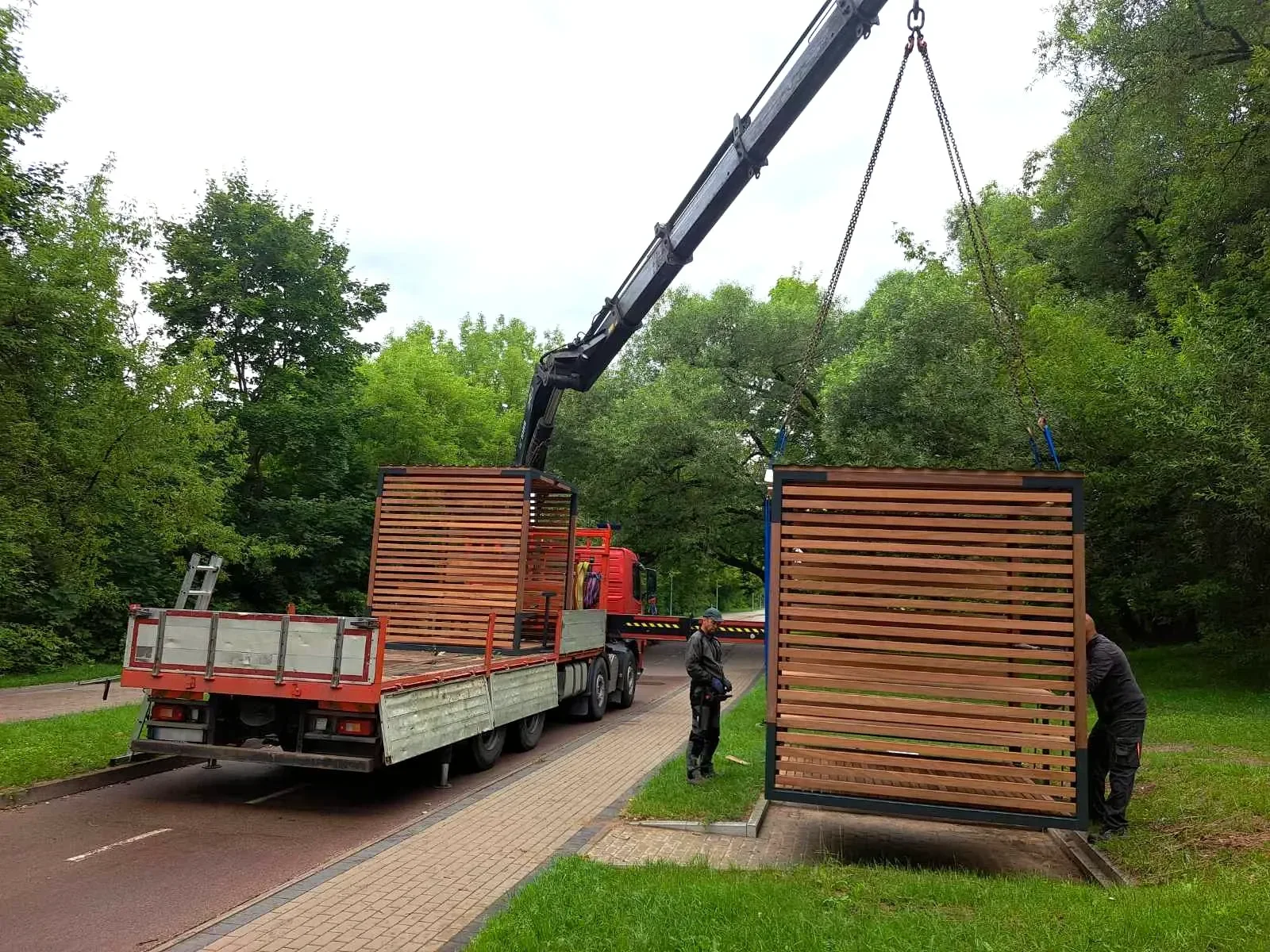Konstrukcija nuleidžiama ant paruoštos aikštelės