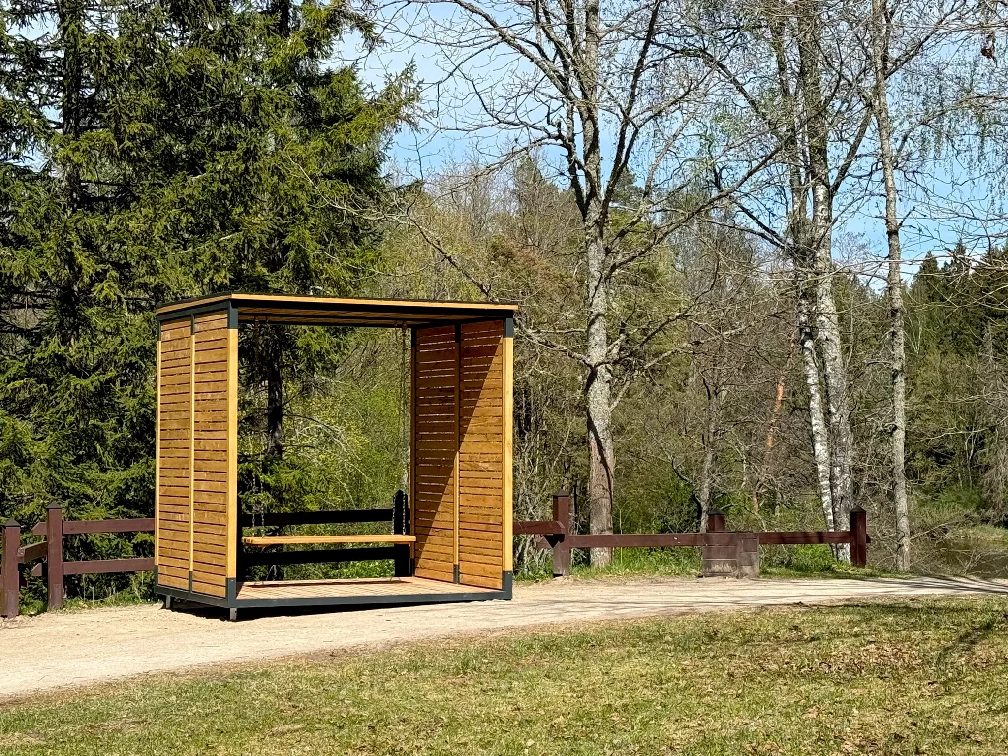 Pavėsinė su supamu suolu viduje