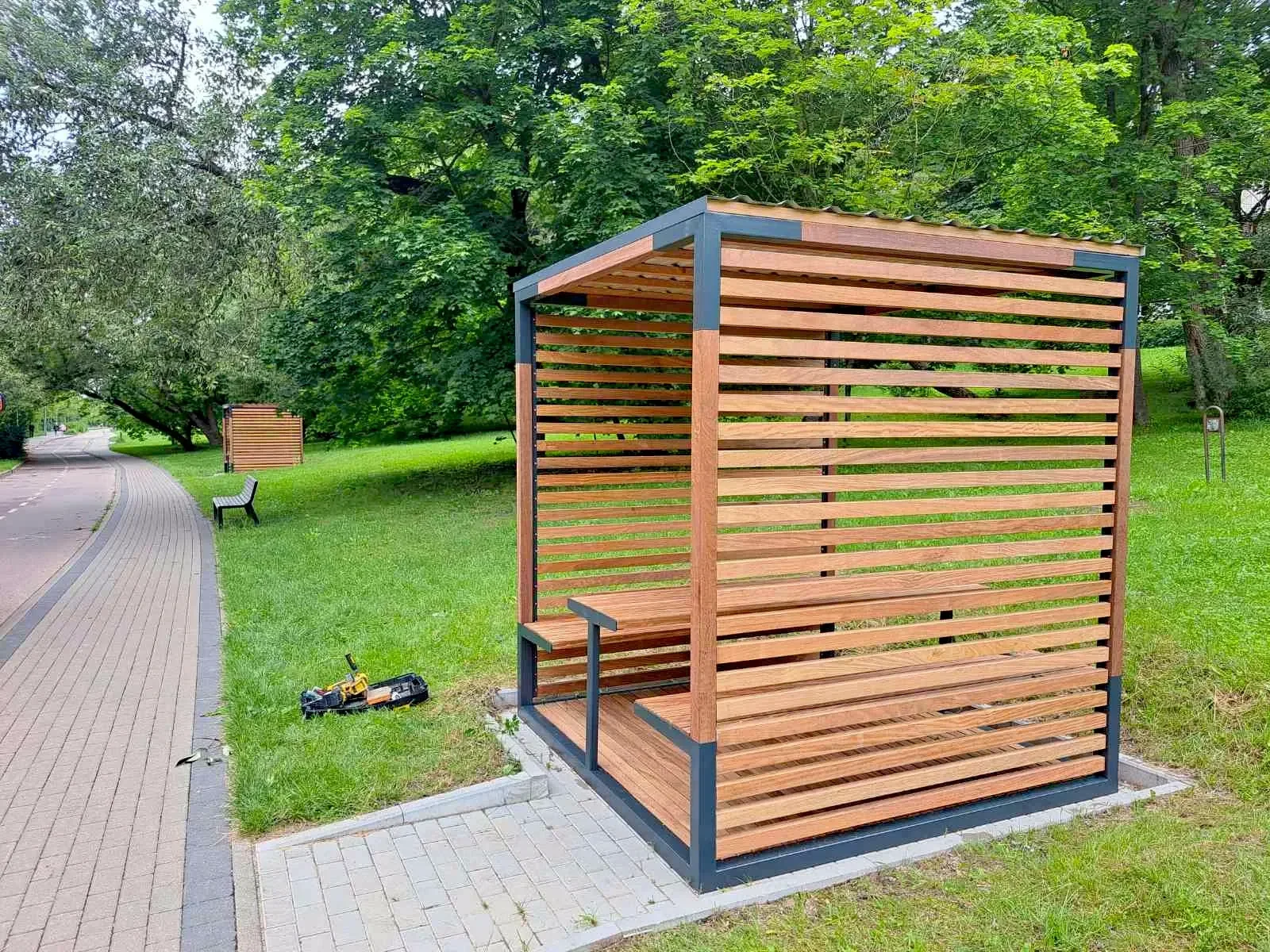 Sumontuota pavėsinė baigus darbus