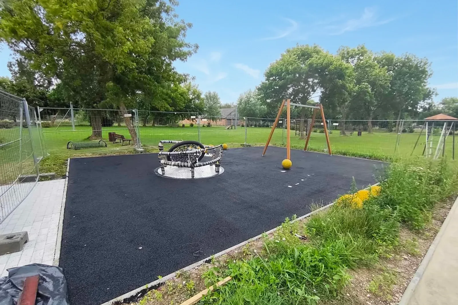 Sūpynių zona paklojus liejamą guminę dangą