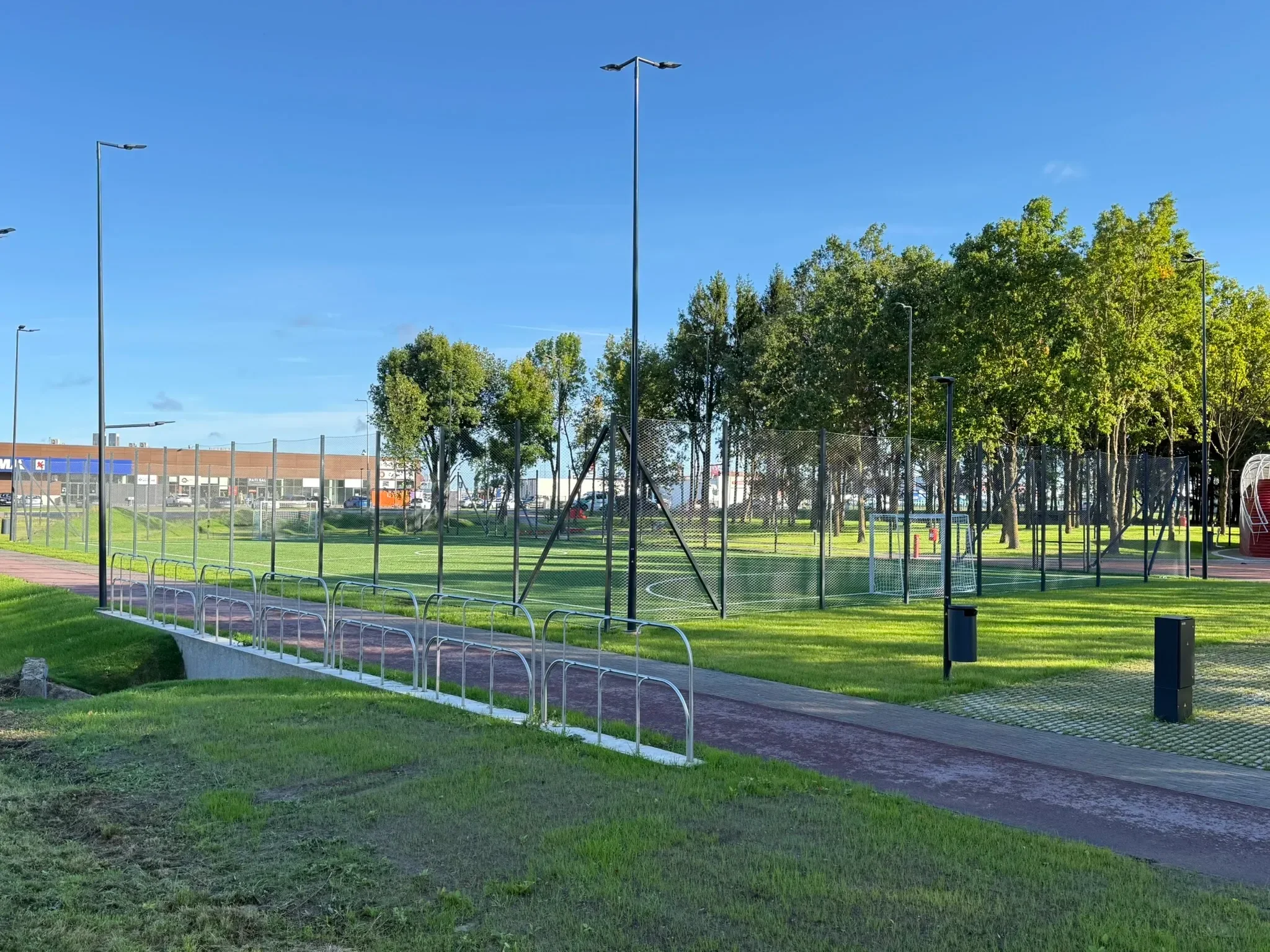 Futbolo aikštelės aptvaras su įtempimo diagonalėmis