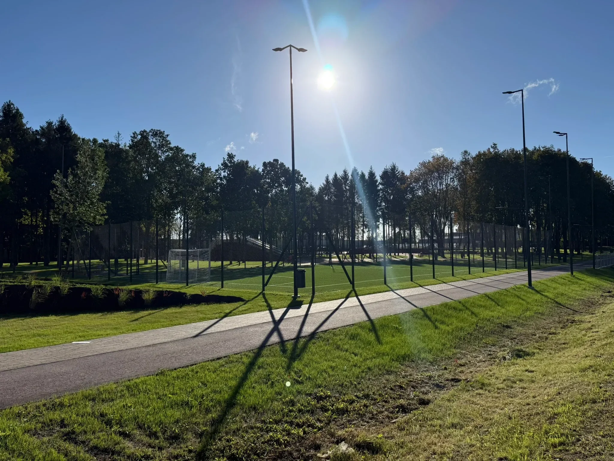 Futbolo aikštelės aptvaras iš pėsčiųjų tako