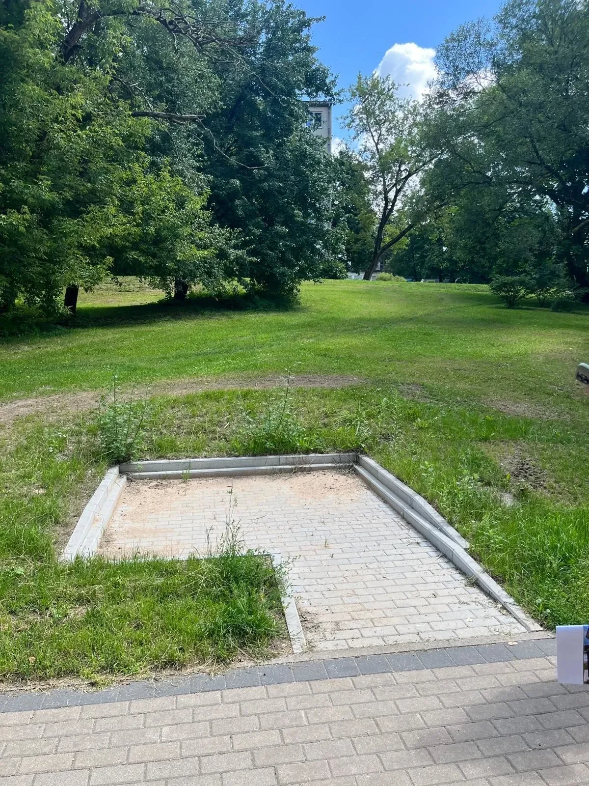 Paruoštas trinkelių pagrindas pavėsinei Antakalnio parke