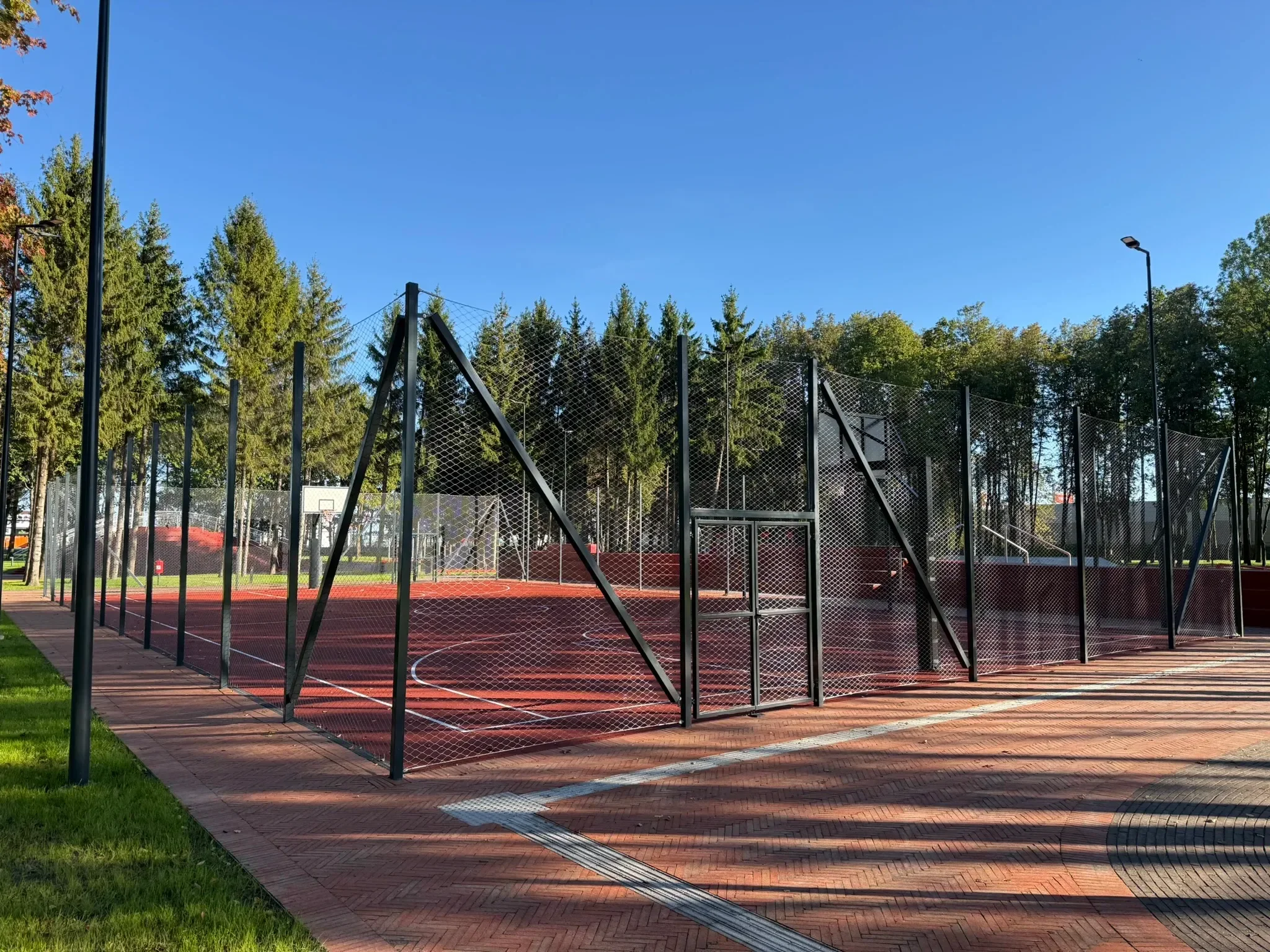 Nerūdijančio plieno tinklo aptvaras futbolo aikštelei Giraitės Šeimos parke