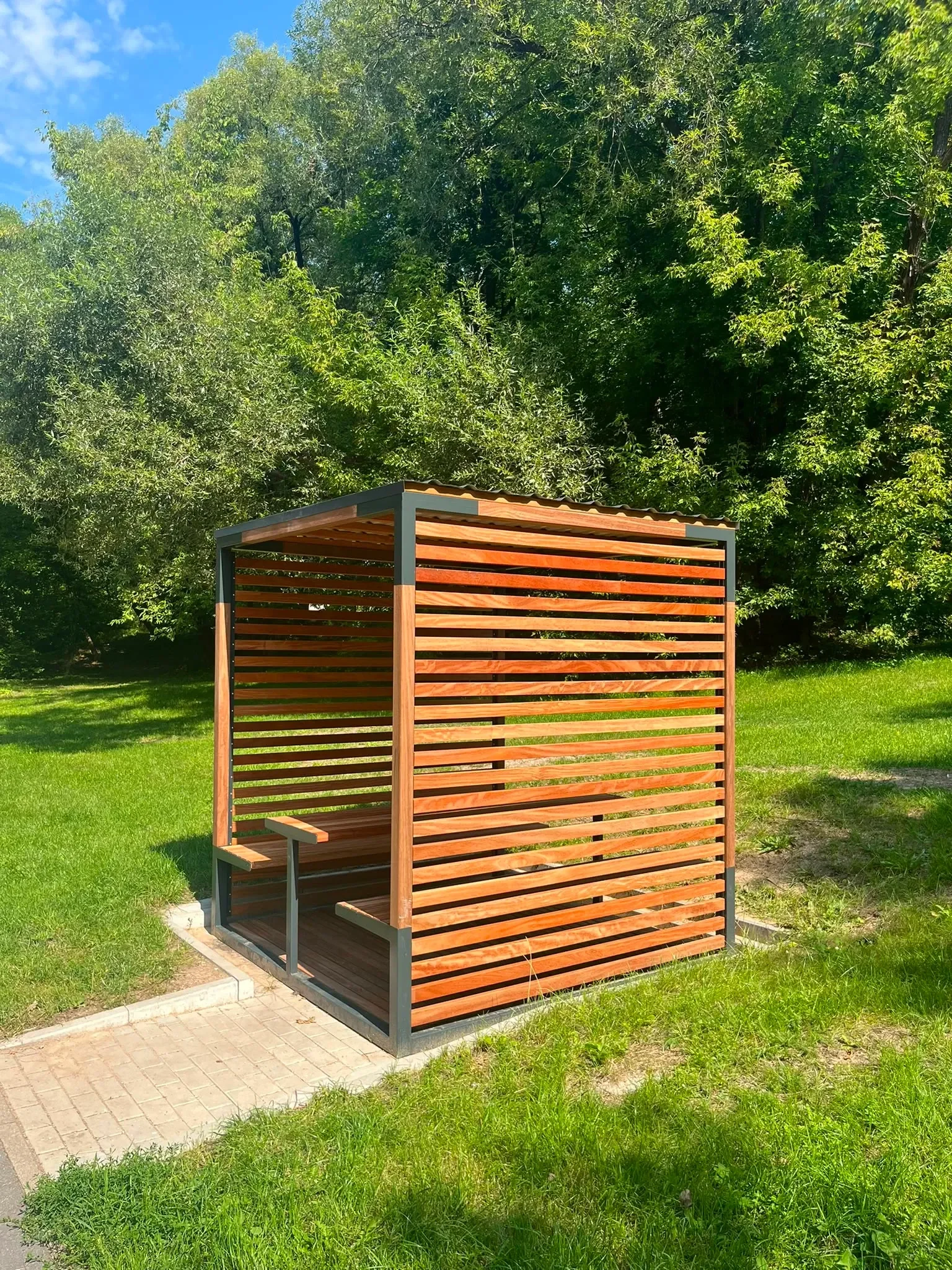 Ažūrinės kietmedžio sienelės iš arti