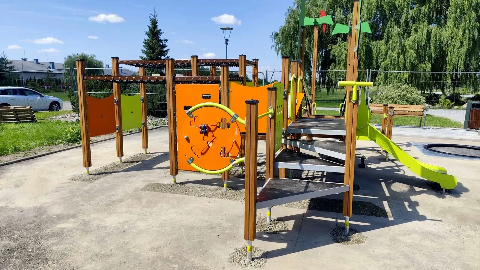 Žaidimų kompleksas su čiuožykla ir laipiojimo elementais