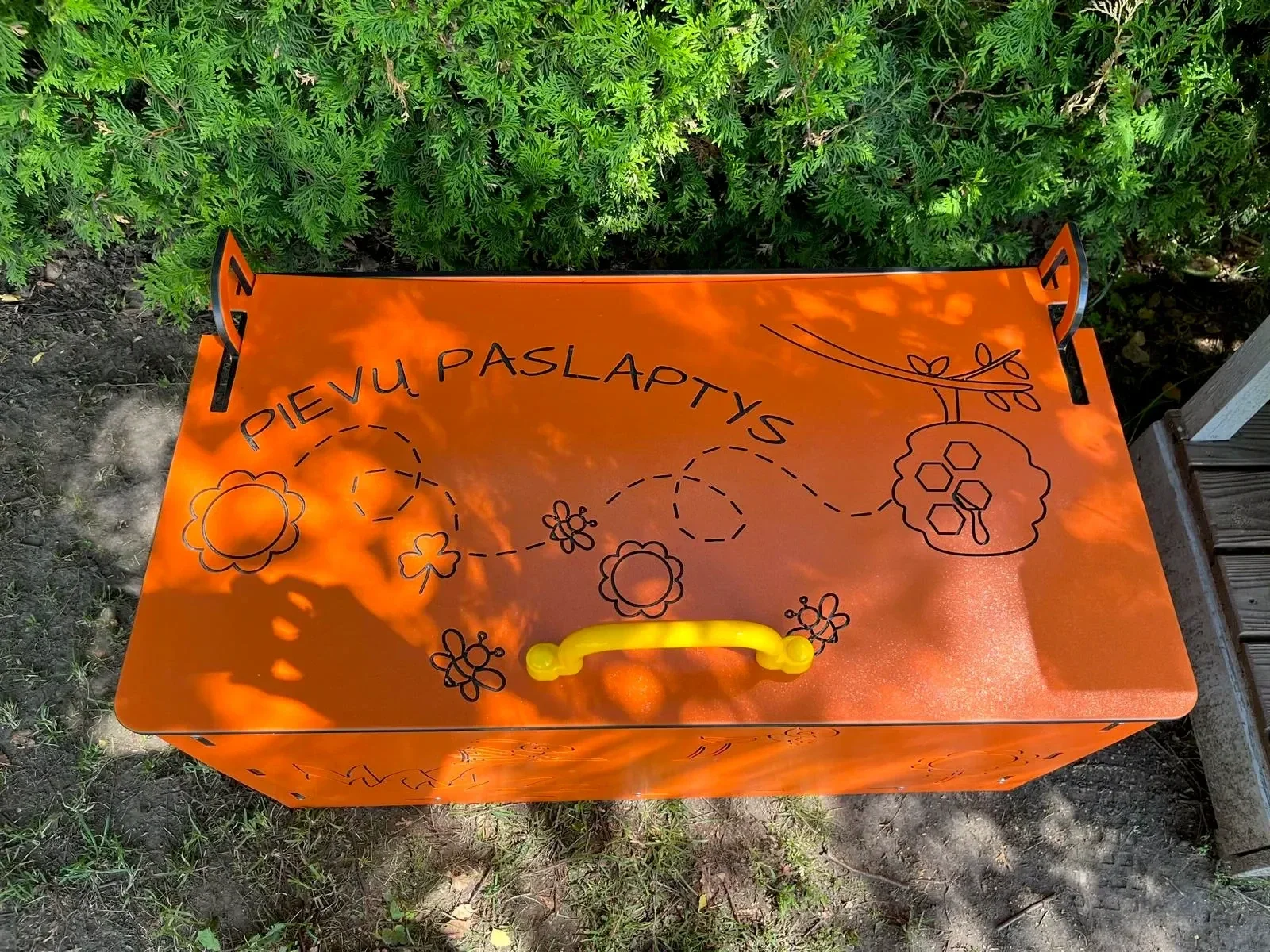 Daiktadėžės dangtis su išpjautu piešiniu