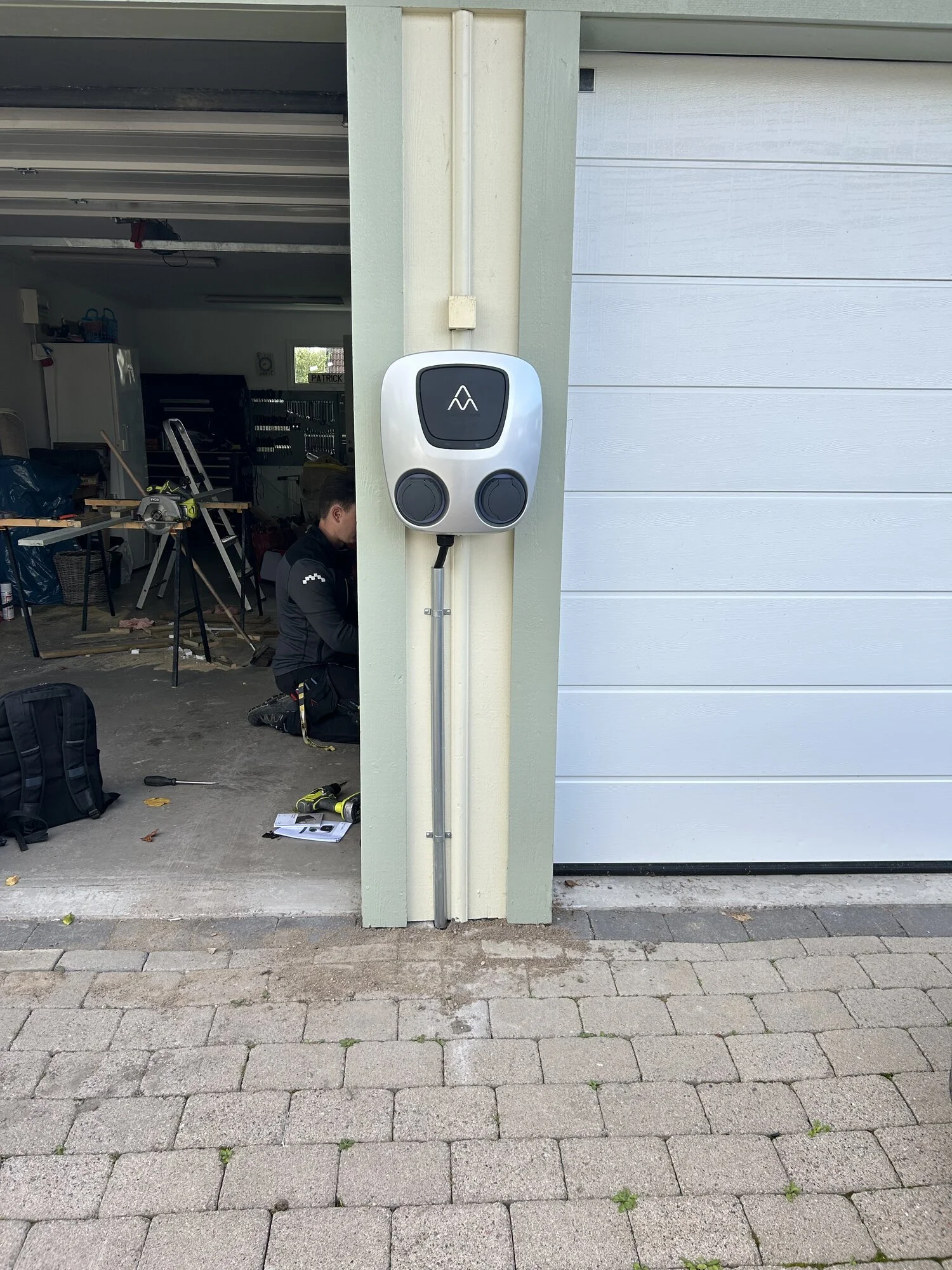 FRESAB elektriker installerar laddbox Västerås