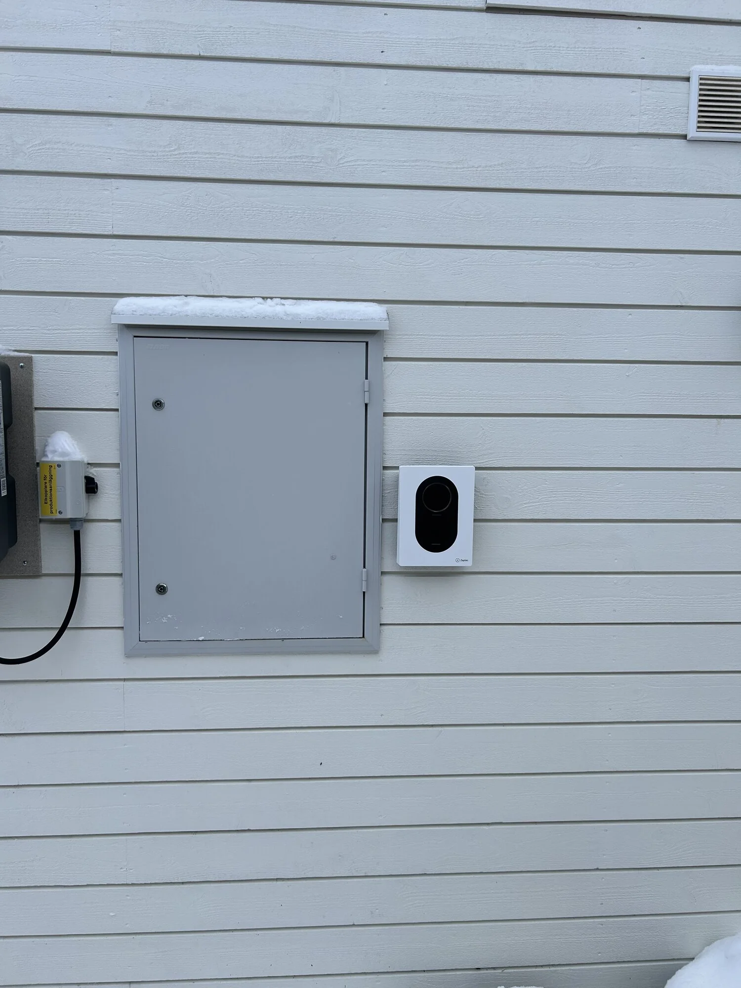 Elcentral och laddbox installation fasad