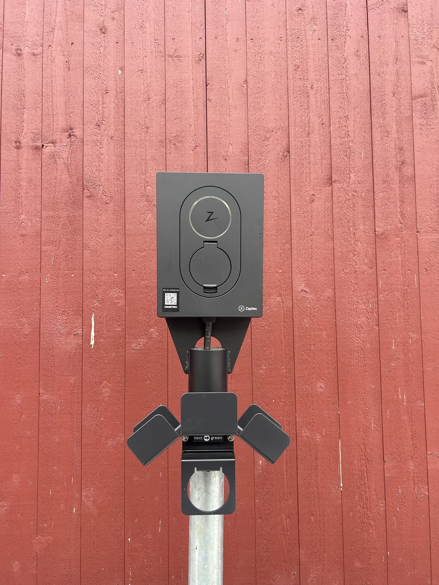 Zaptec Go laddbox på stolpe