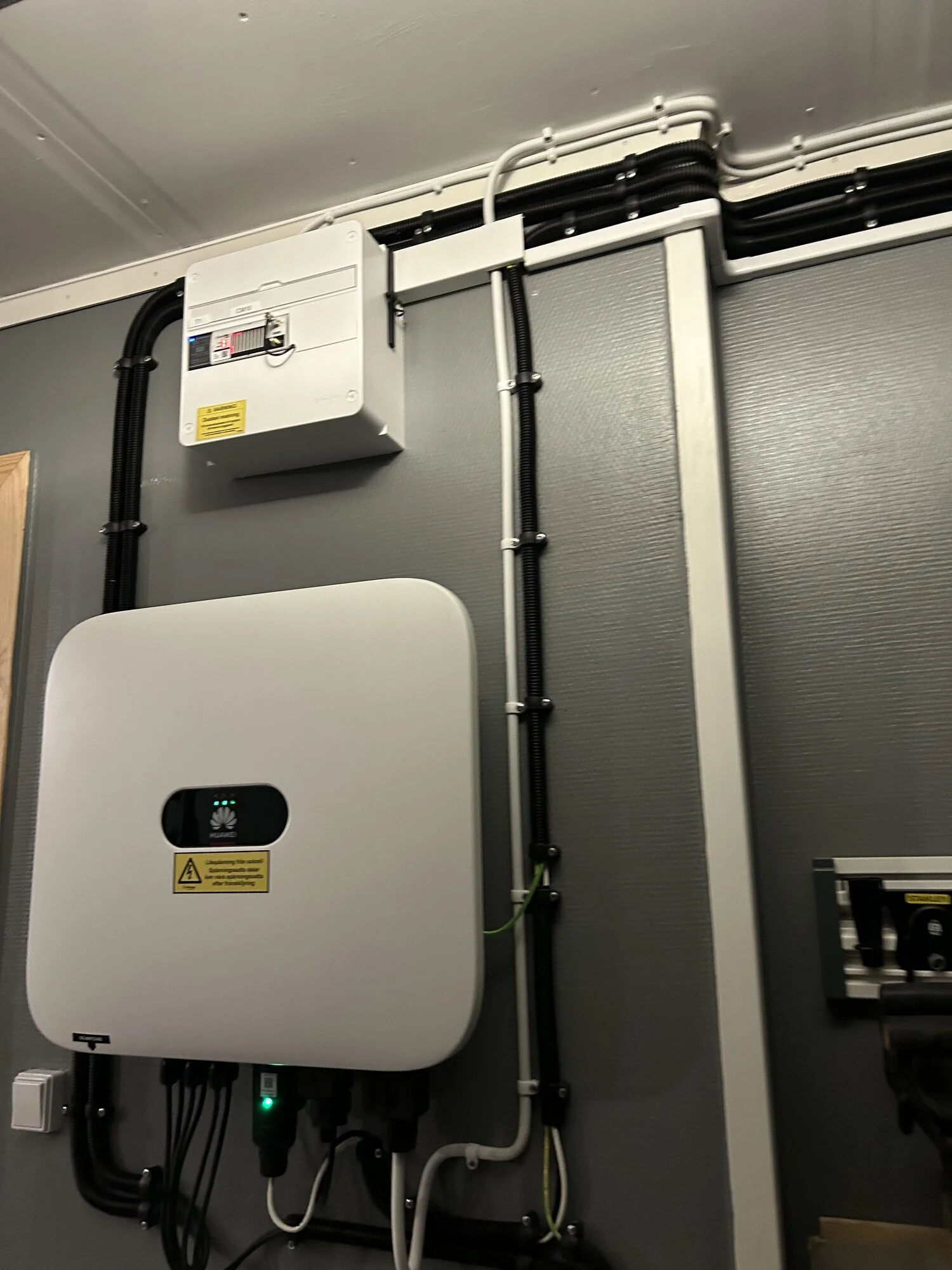 Solceller växelriktare installation inomhus