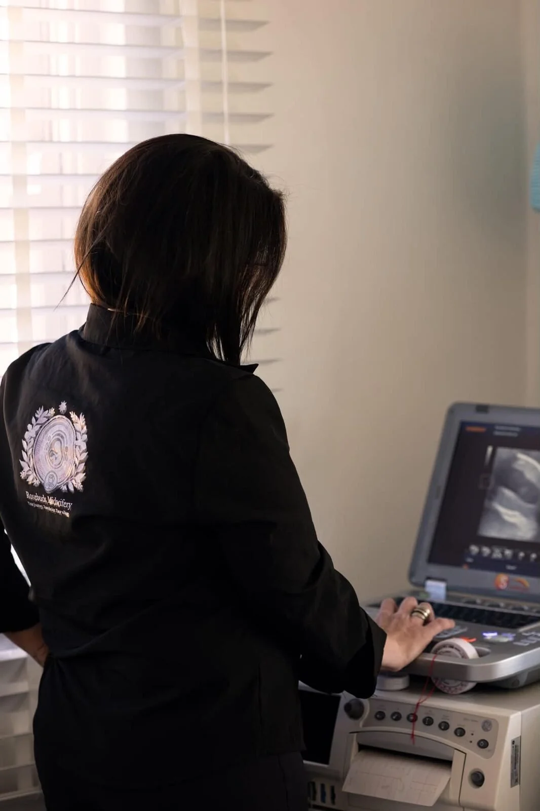 Emma carrying out an ultrasound in the Rosebuds clinic