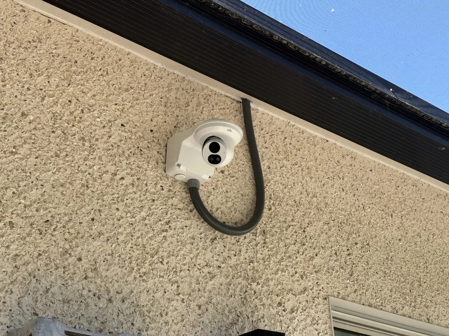 Camera mounting and cable-route detail.