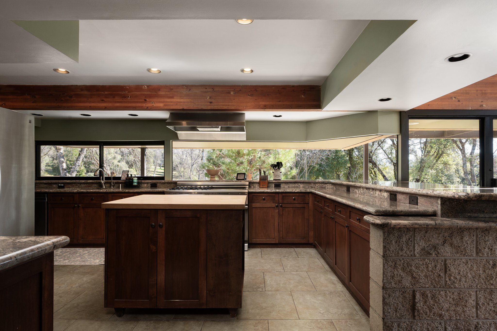 River Falls short-term rental interior, Oakhurst, CA