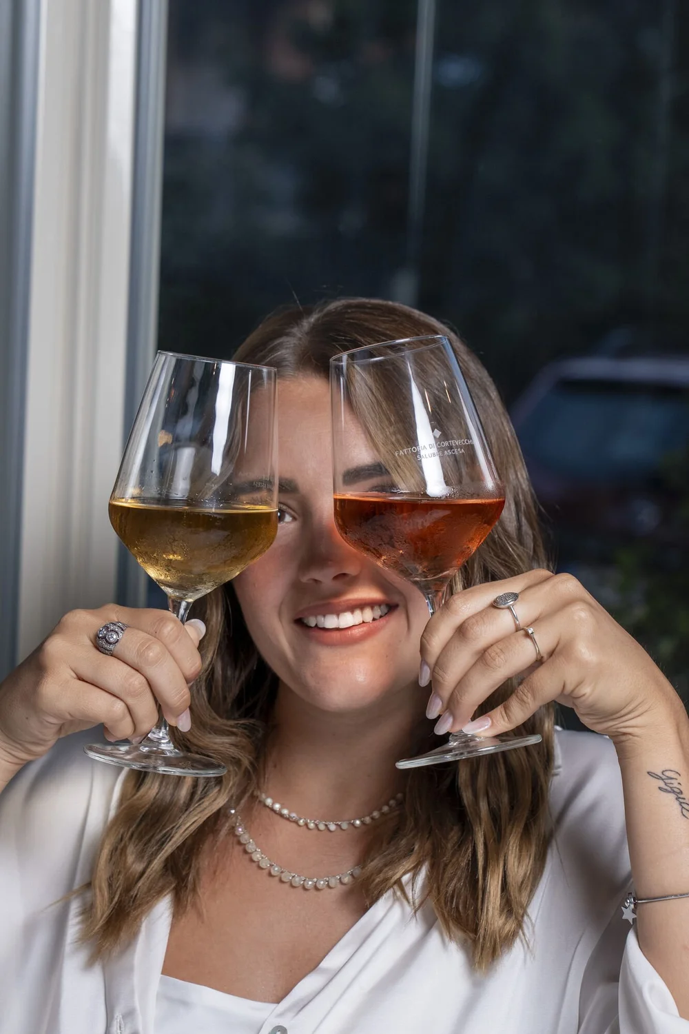 Due calici di vino davanti agli occhi