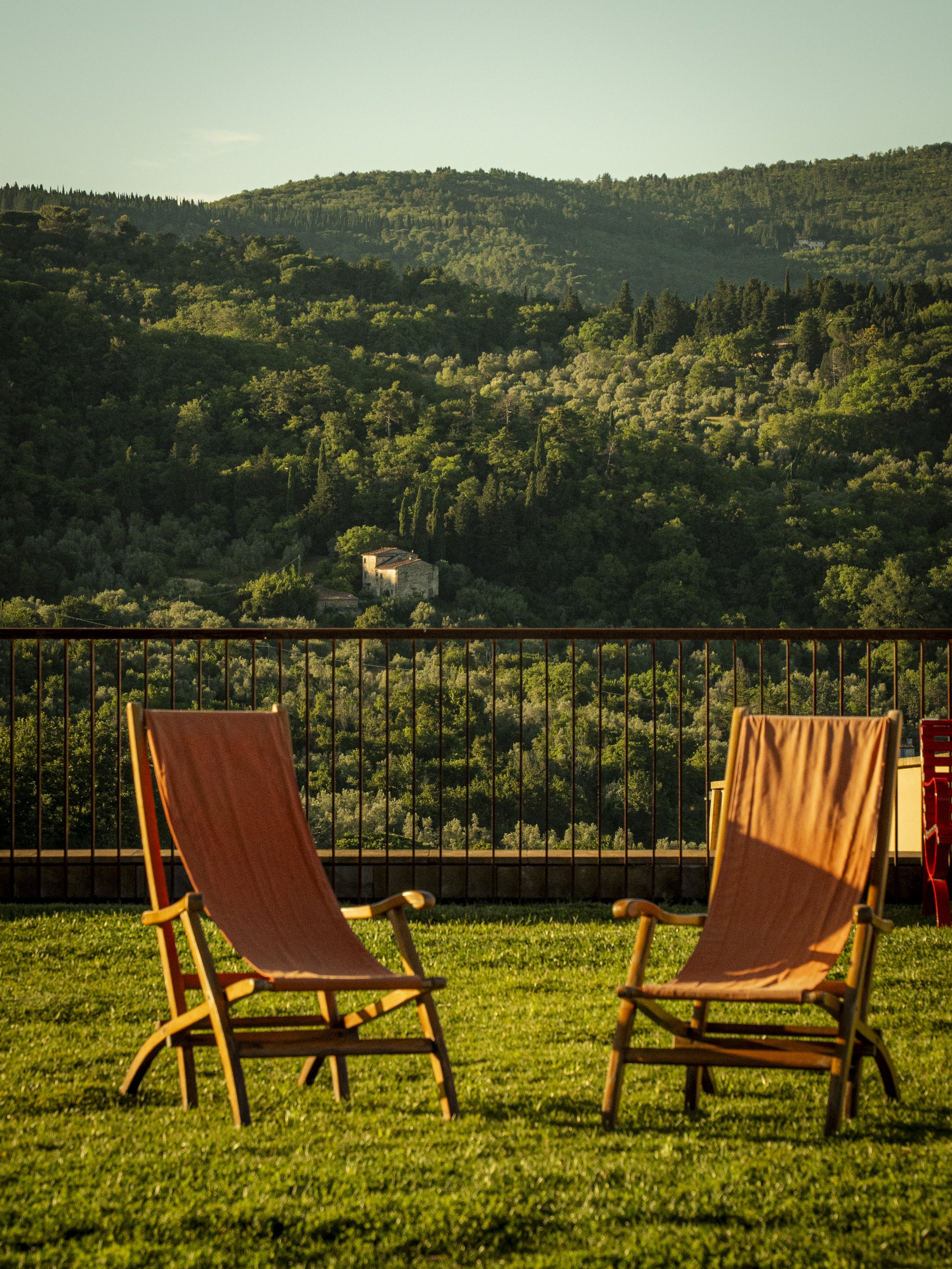 Sedie affacciate sulle colline