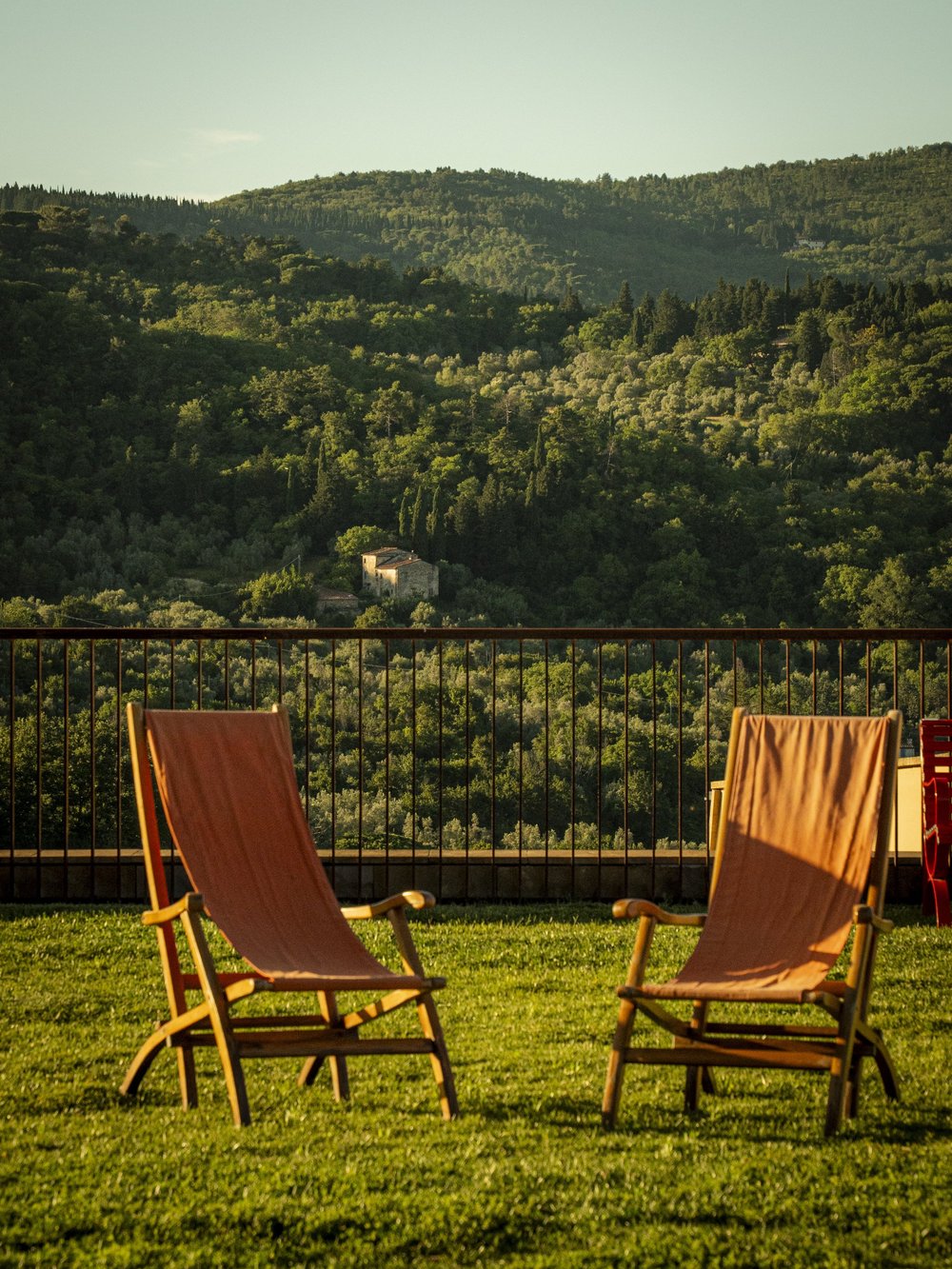 Sedie affacciate sulle colline