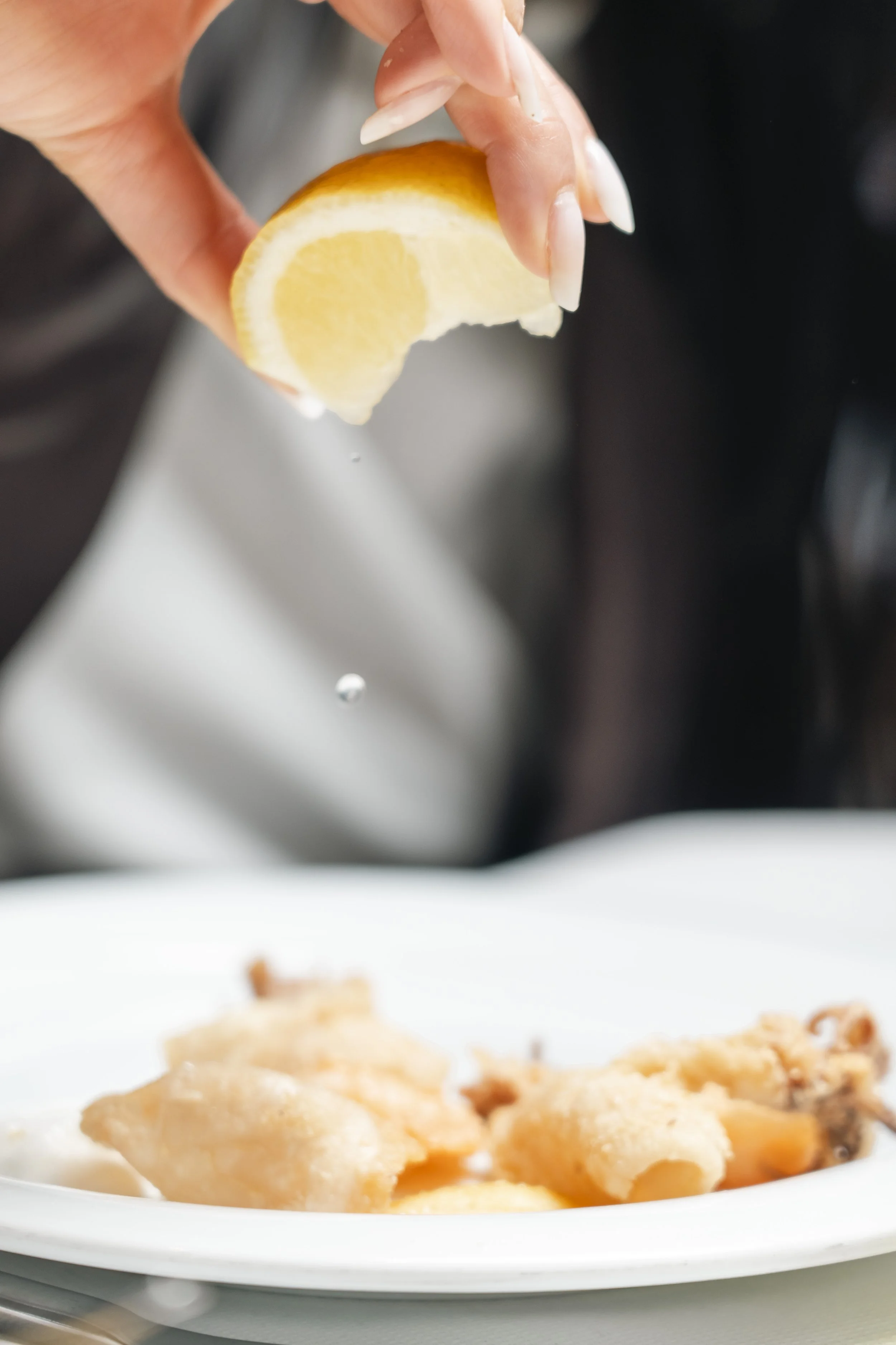 Limone spremuto sul piatto