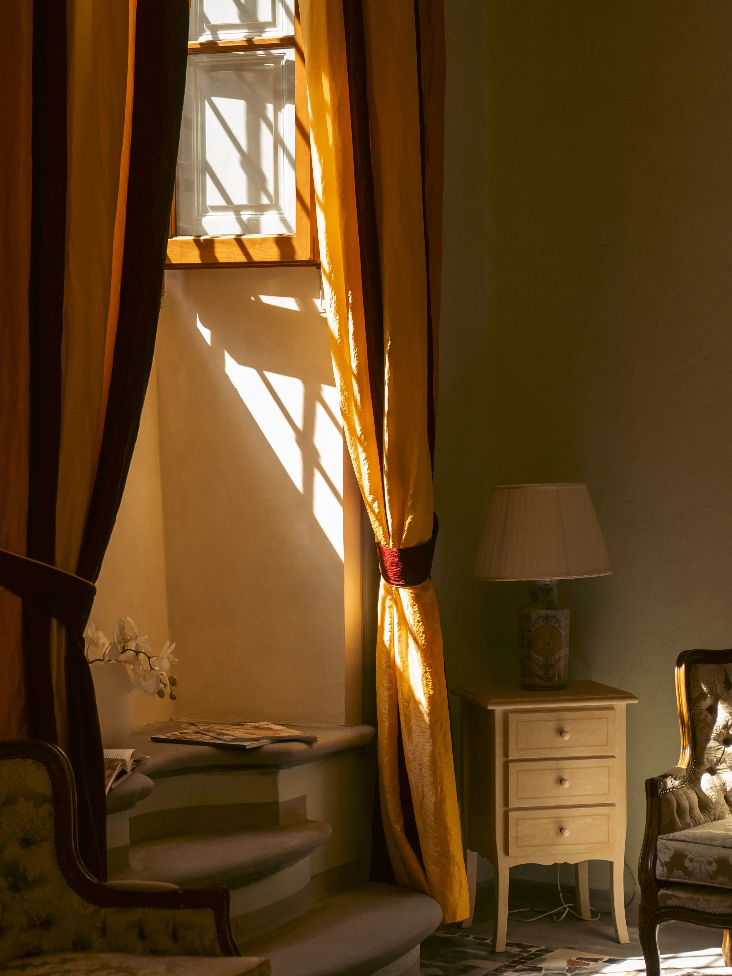 Camera con luce dalla finestra