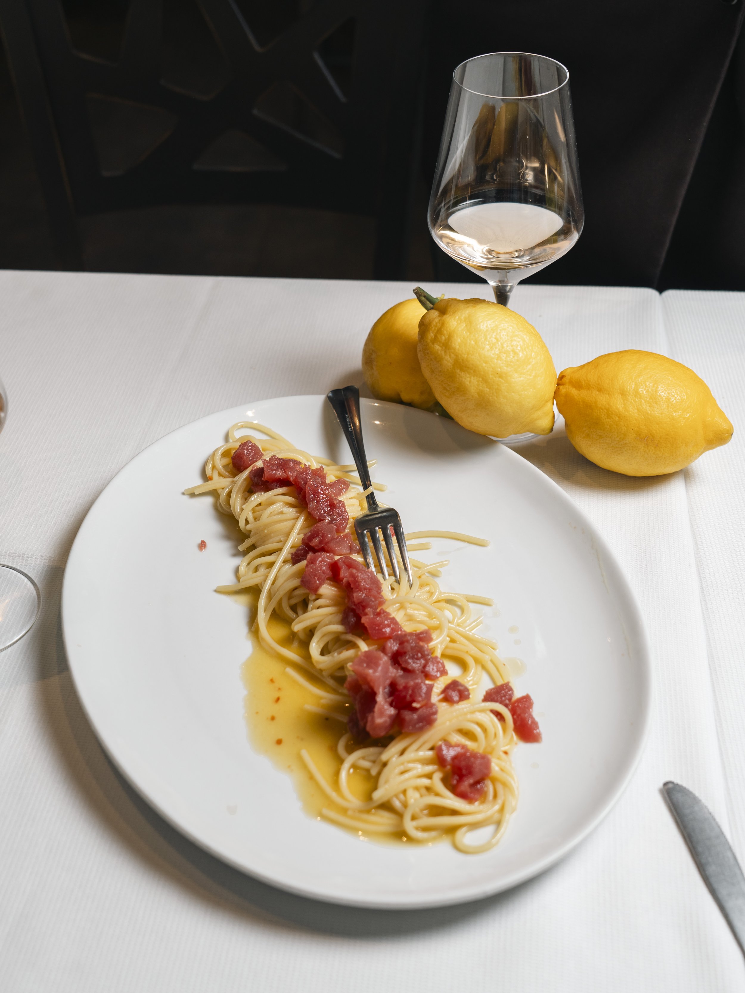 Piatto e calice in tavola
