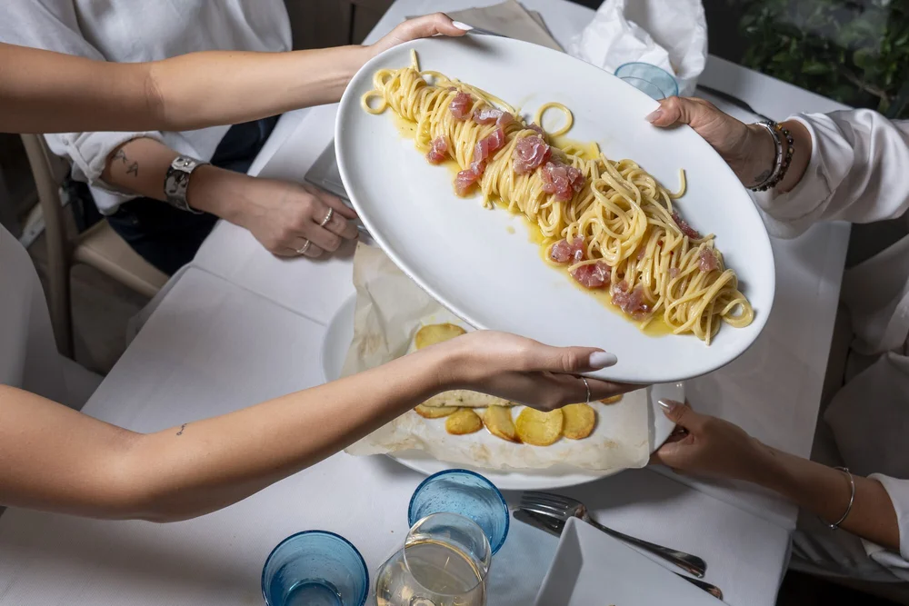 Gli spaghetti portati al tavolo