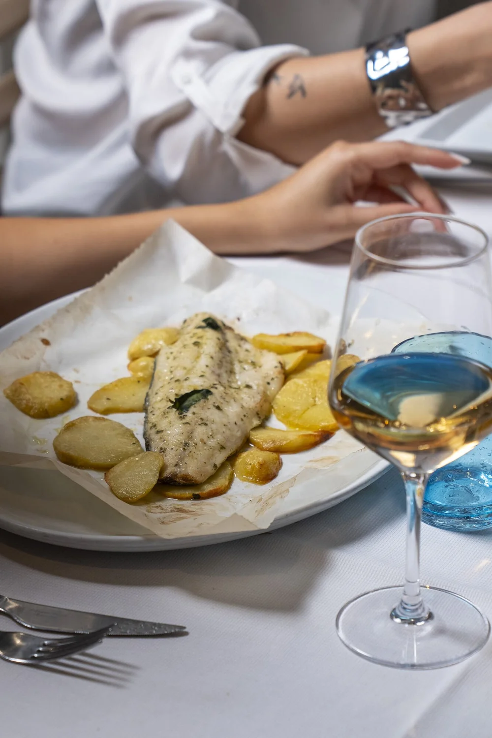 Il pesce al forno con patate