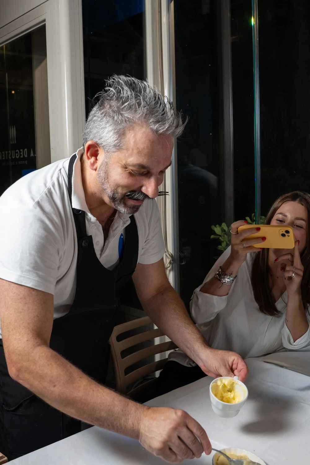 Il titolare serve al tavolo