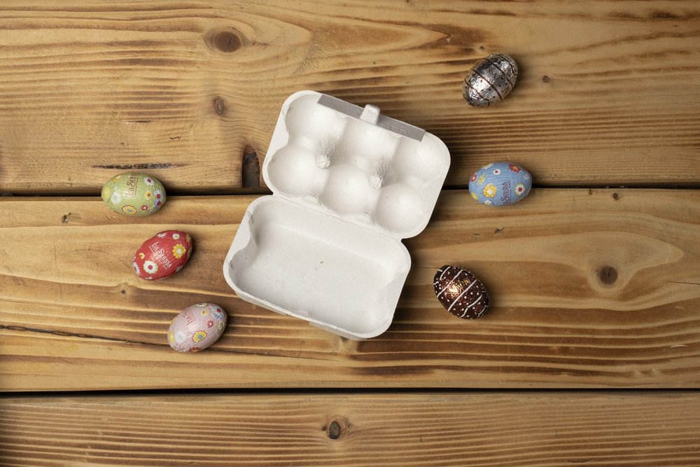 Uova di cioccolato e confezione aperta