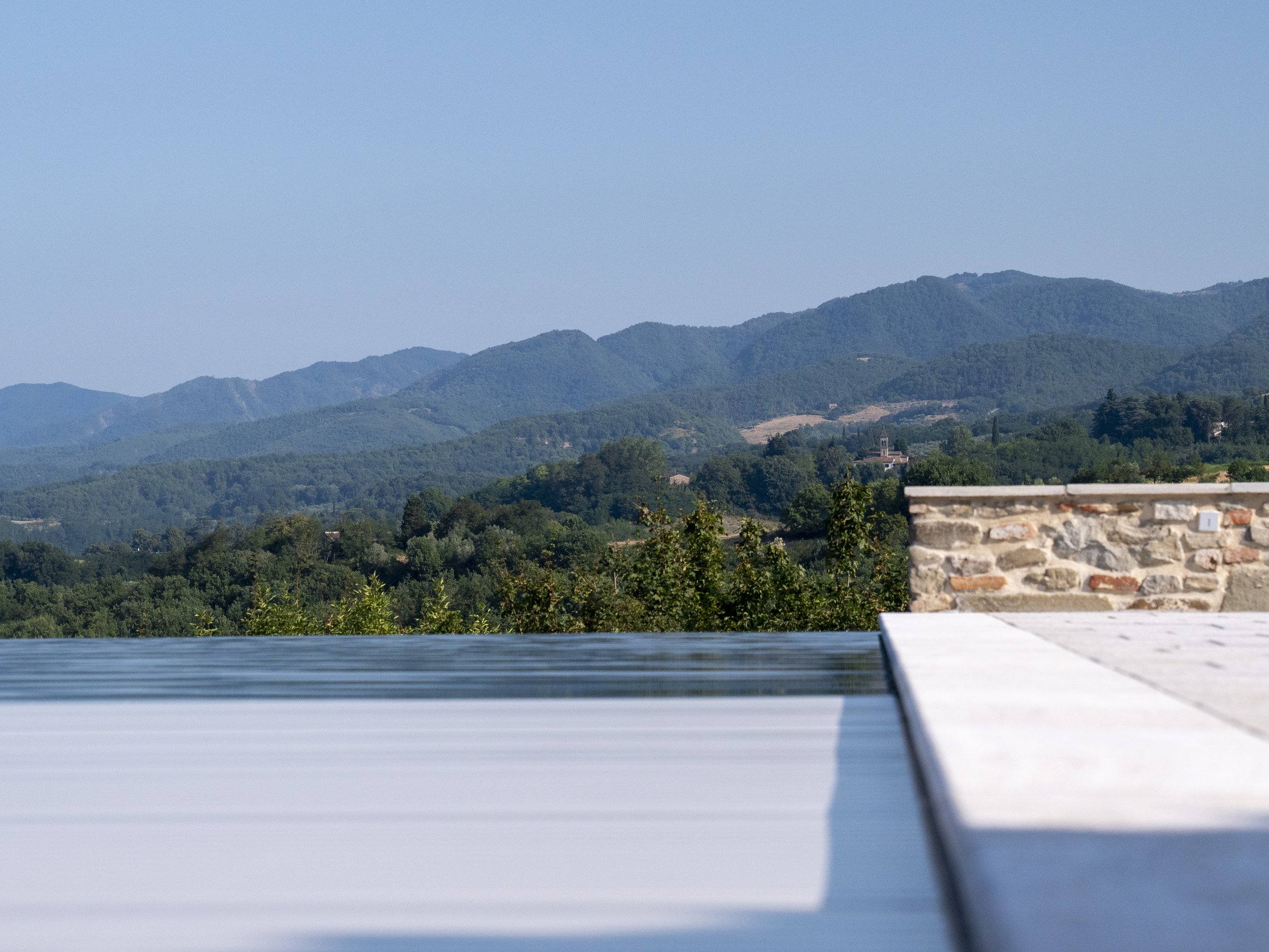 Sfioro sulle colline