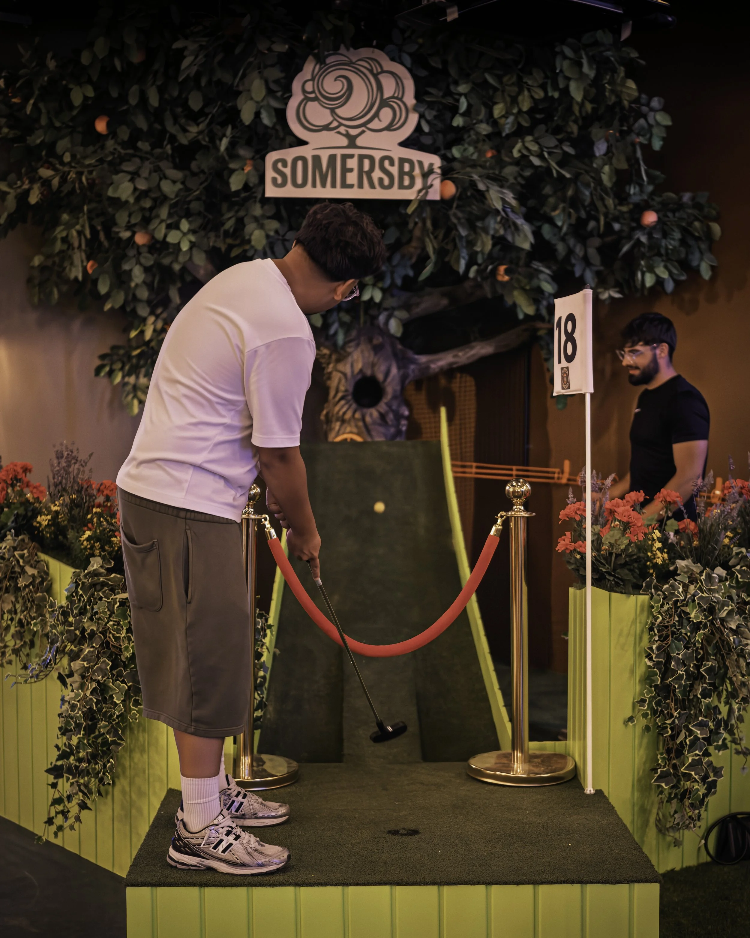 Guest playing the Somersby-themed hole on the 18-hole mini golf course