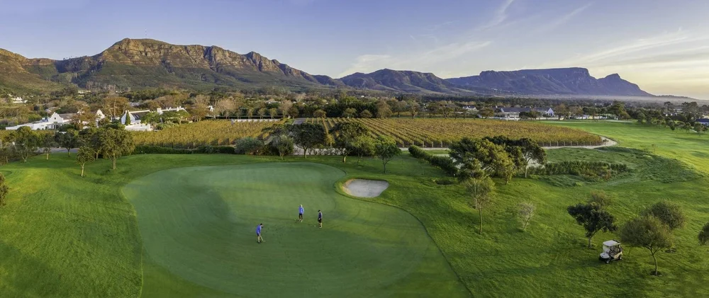Steenberg green beneath the mountains