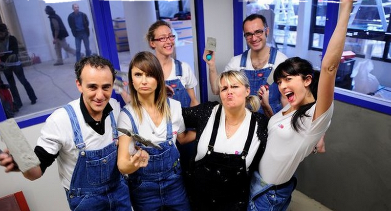 Groupe portant des salopettes en denim