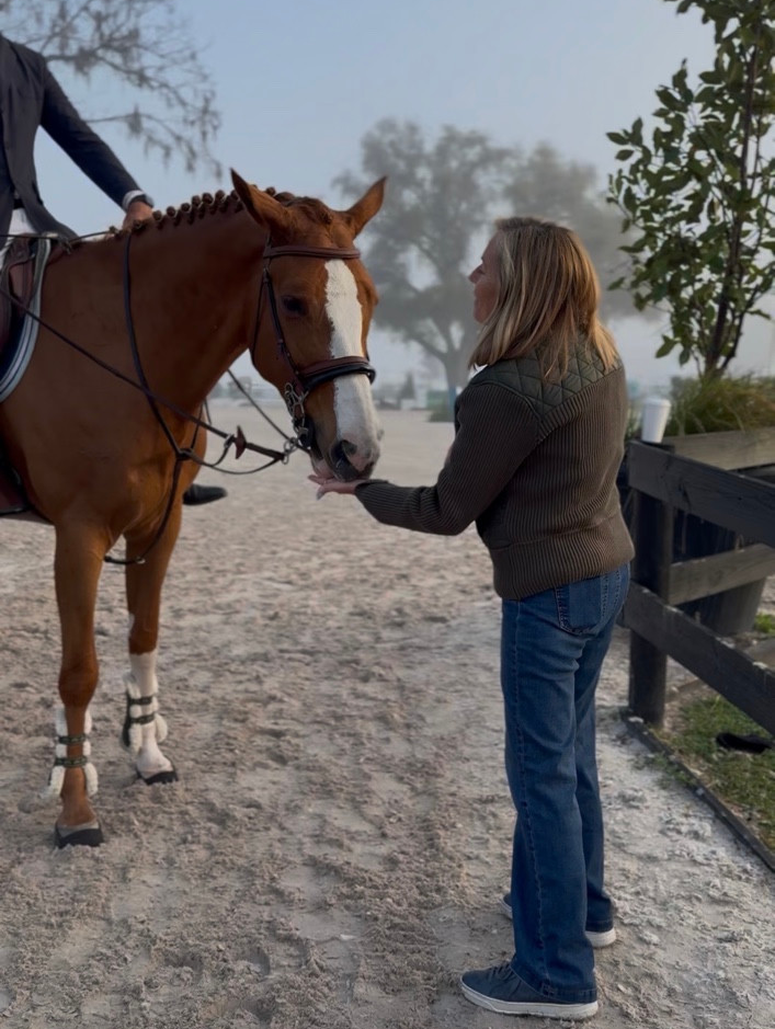 Patty with her horse Favi after a good round