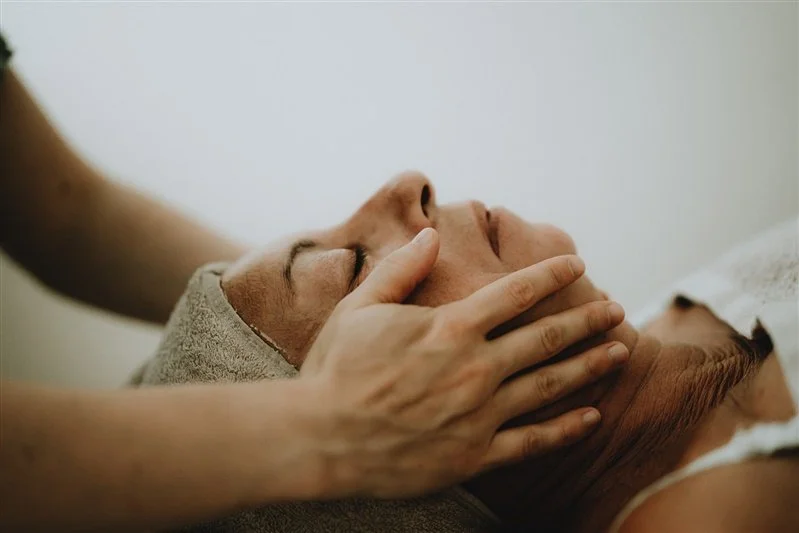 Soin du visage sur-mesure à l'institut, techniques de lifting d'Europe de l'Est — Alice Gauthier Facialiste
