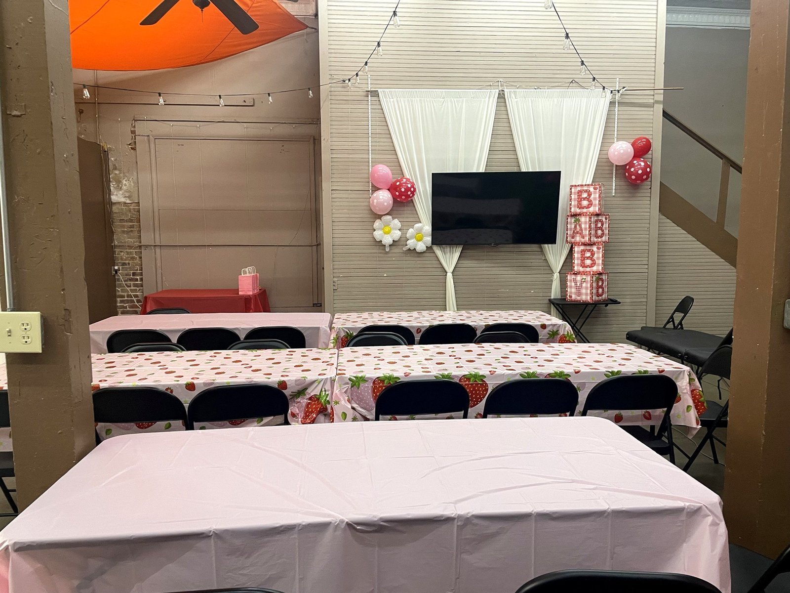Guest tables facing the big screen for live ultrasound viewing