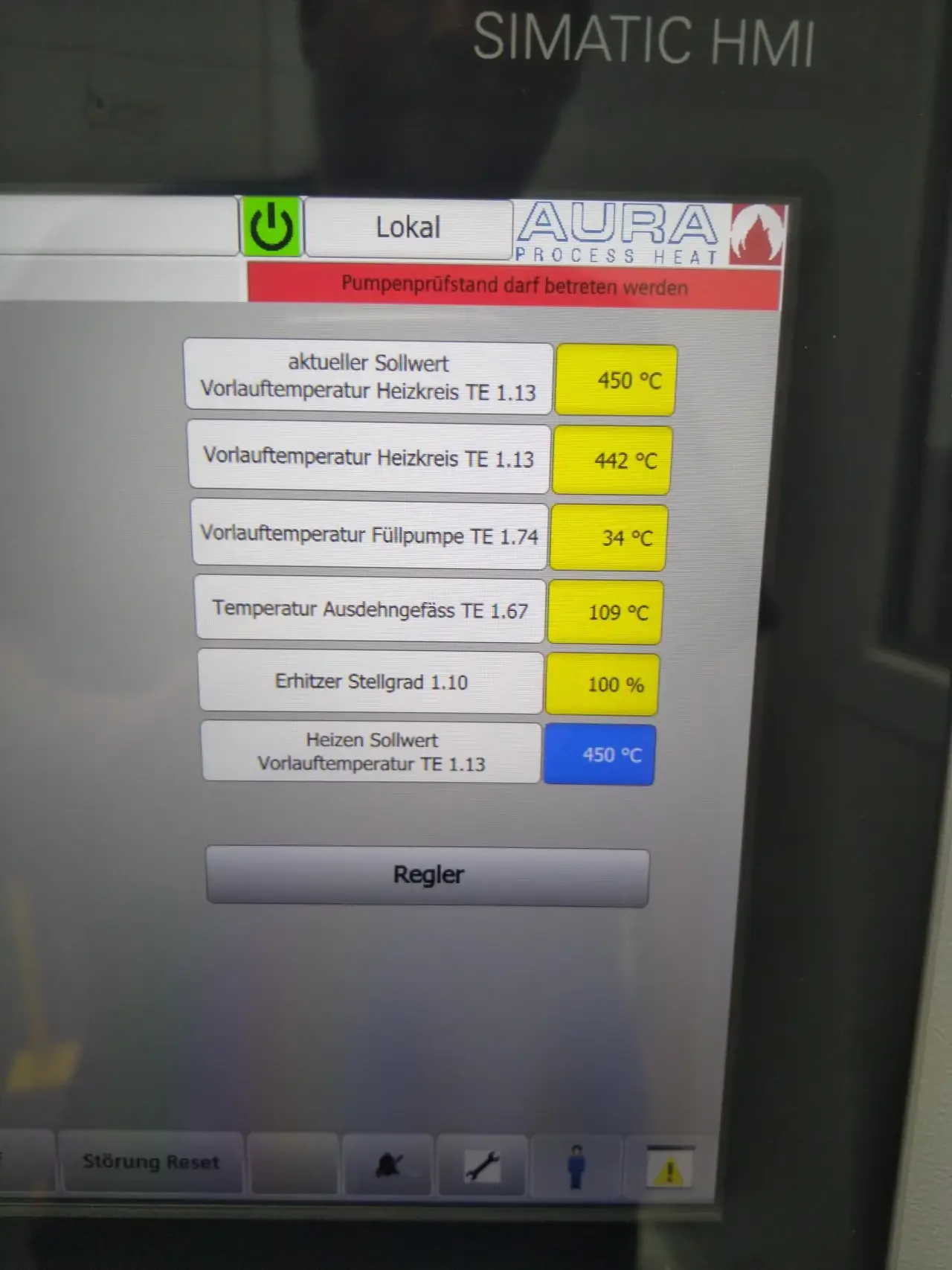 Anlagen-Display des Hochtemperatur-Pumpenprüfstands mit 450 Grad Sollwert und 442 Grad Vorlauftemperatur