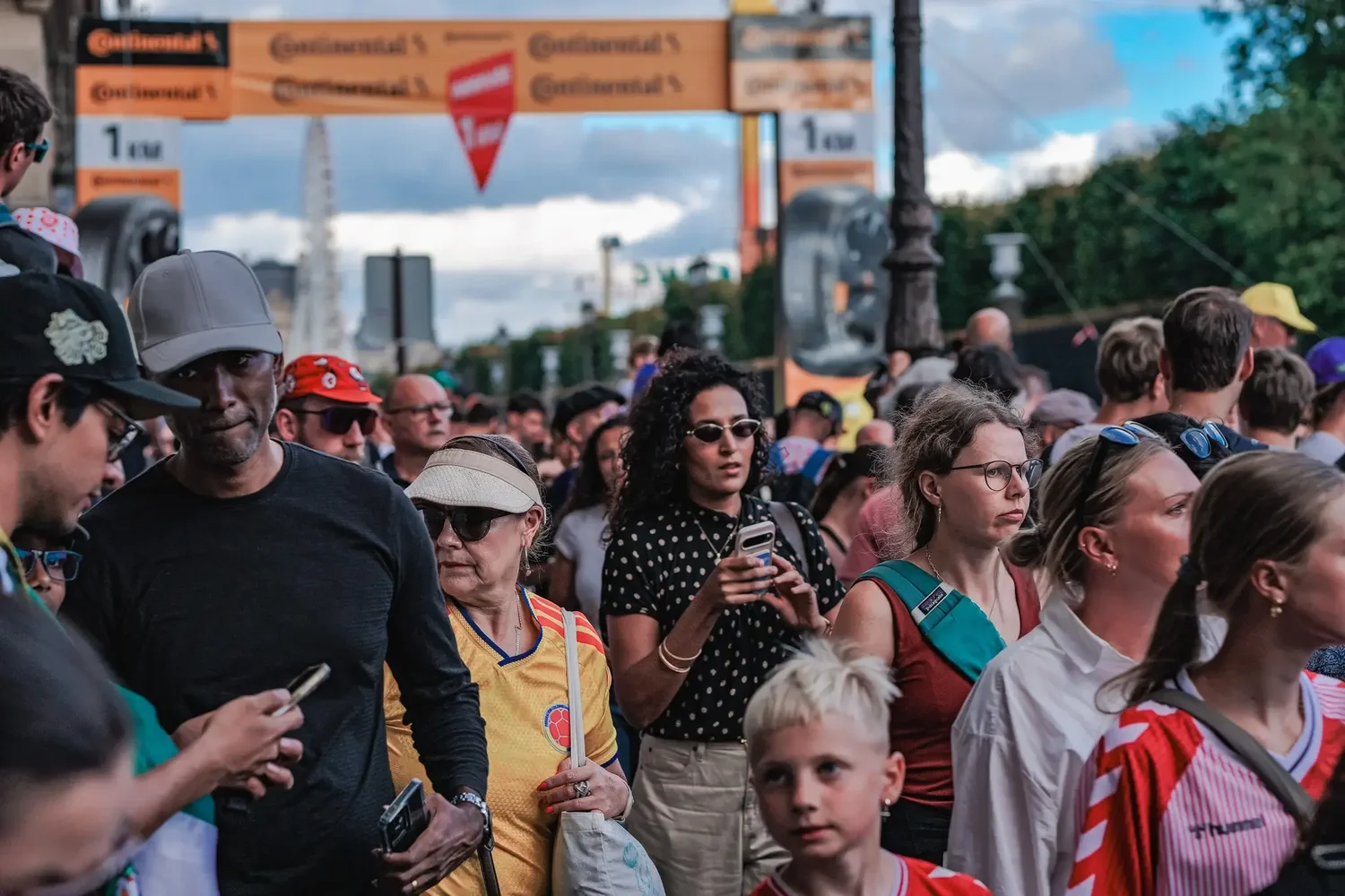Crowds gathering under the 1 km banner on the final stage of the Tour de France 2026 in Paris