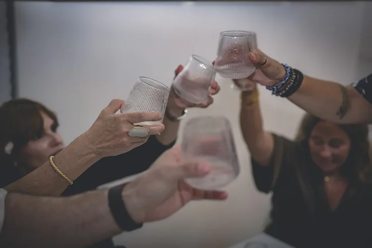 Friends raising glasses together at the Friday night paella dinner