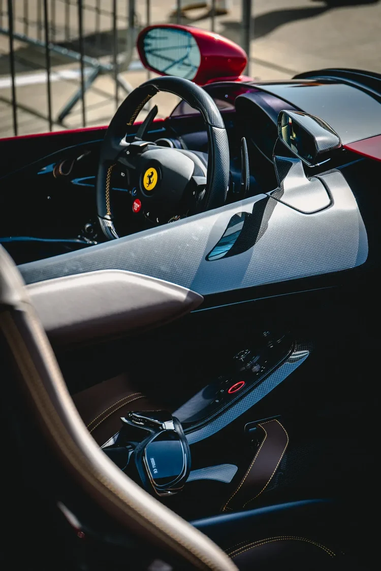 Open-top cockpit, steering wheel and gear selector