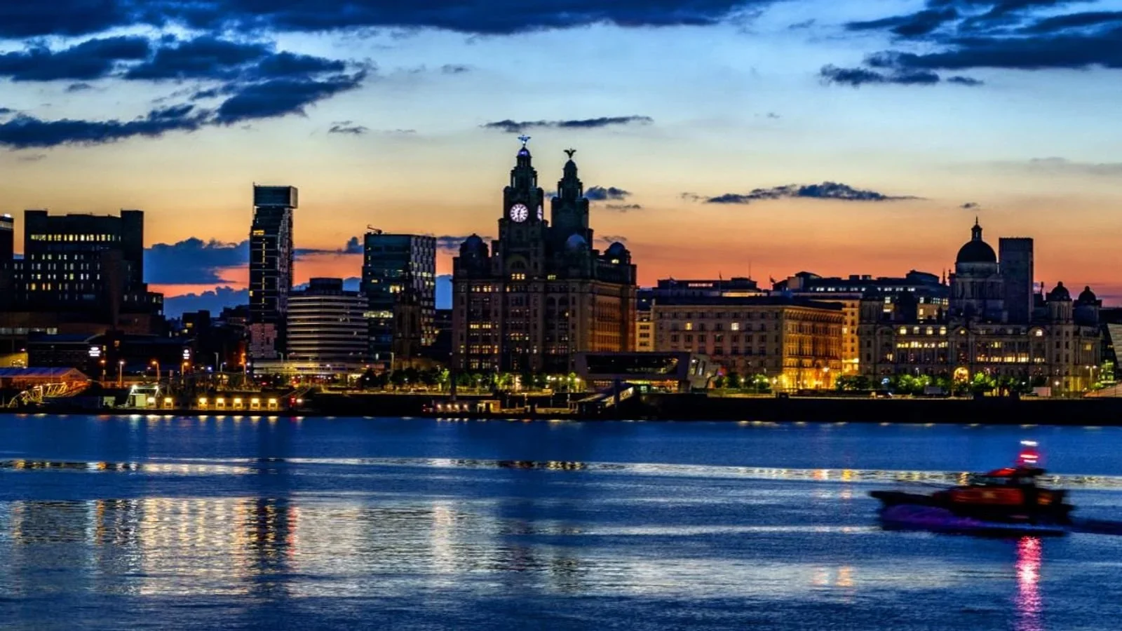 Accountant consulting an entrepreneur in Liverpool