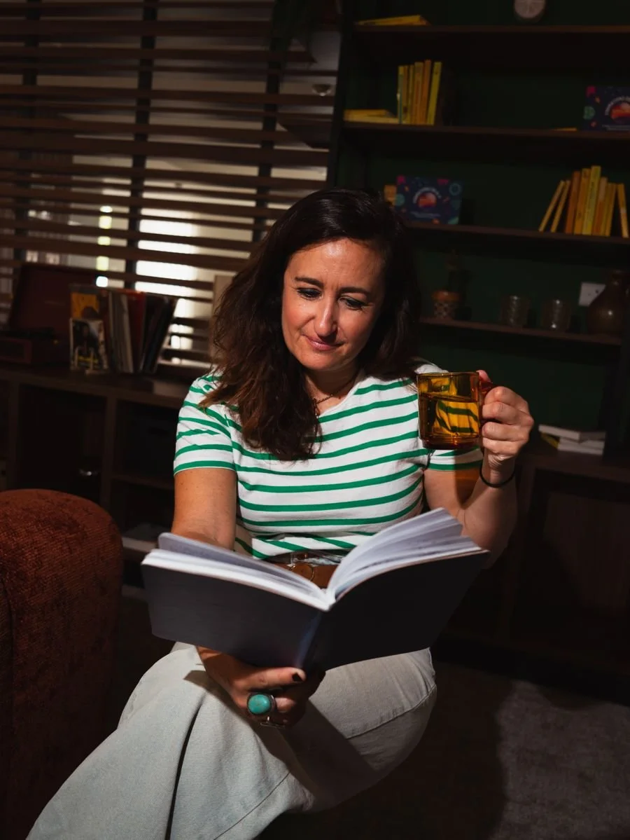 Christelle Sérou lisant un corpus de textes, une tasse à la main