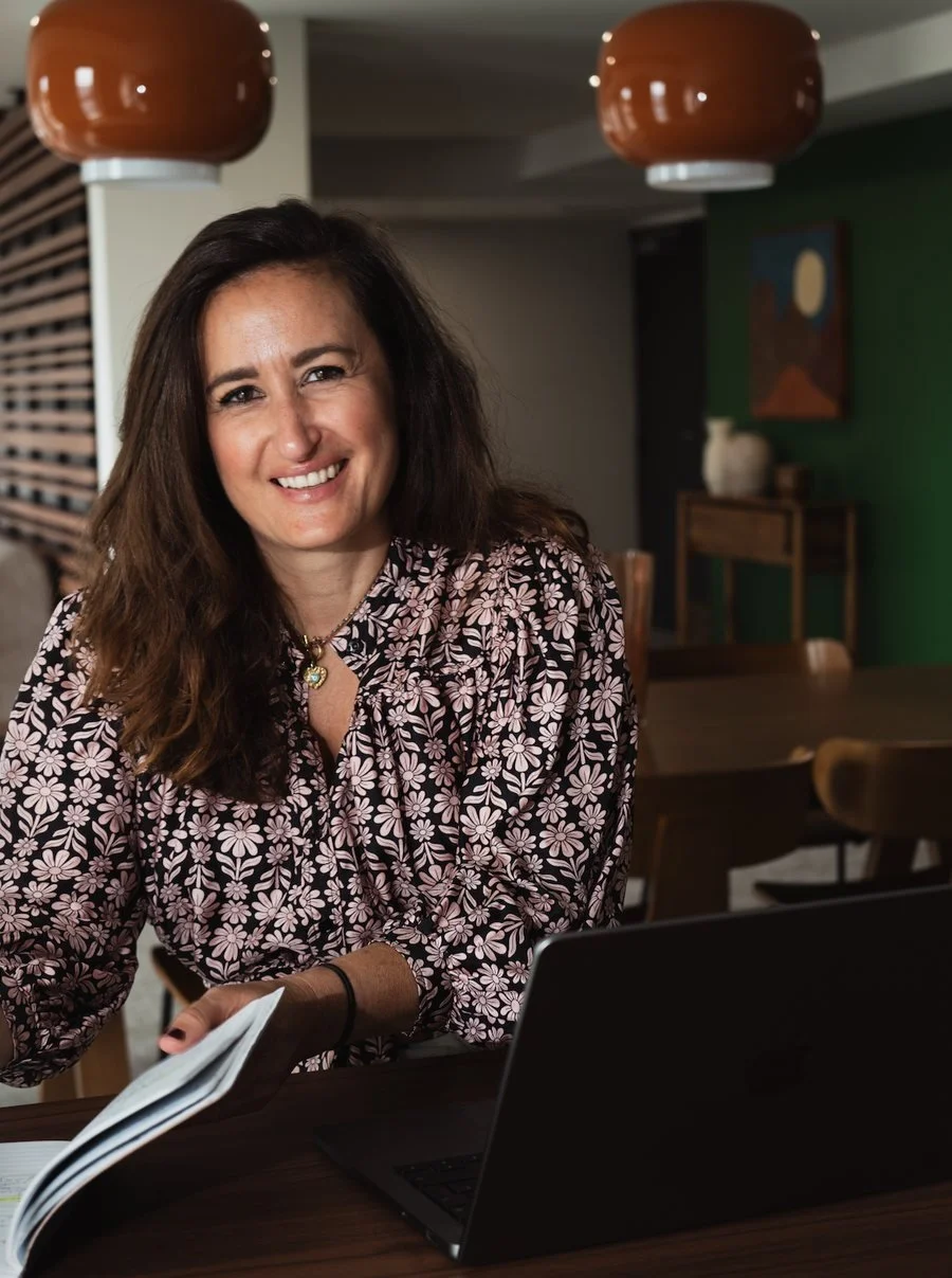 Christelle Sérou, fondatrice de STYLia, un carnet annoté à la main devant son ordinateur