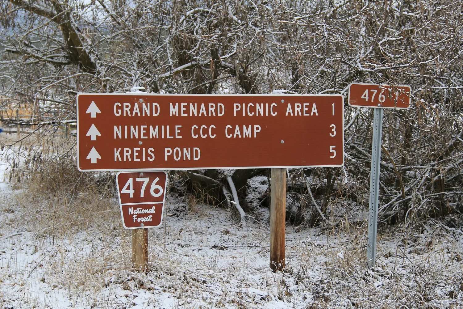 Brown National Forest road 476 sign pointing to Grand Menard Picnic Area and Ninemile CCC Camp