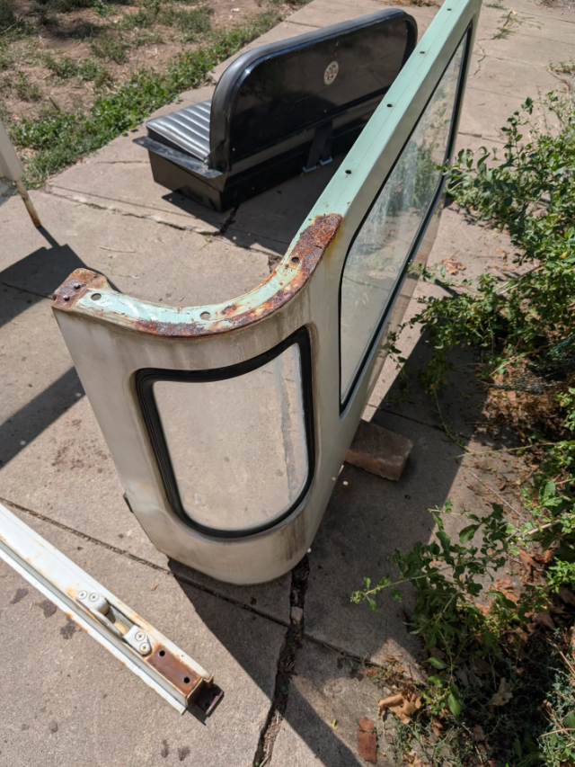 Dismantled rear corner of the 1974 Toyota FJ40 hardtop showing surface rust