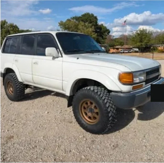 Front quarter view of the FJ80 on 33-inch tires