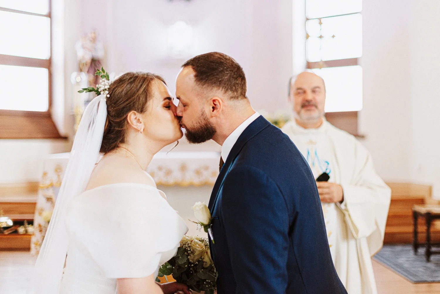 Ilzes un Raivja pirmais skūpsts Cesvaines katoļu baznīcā.