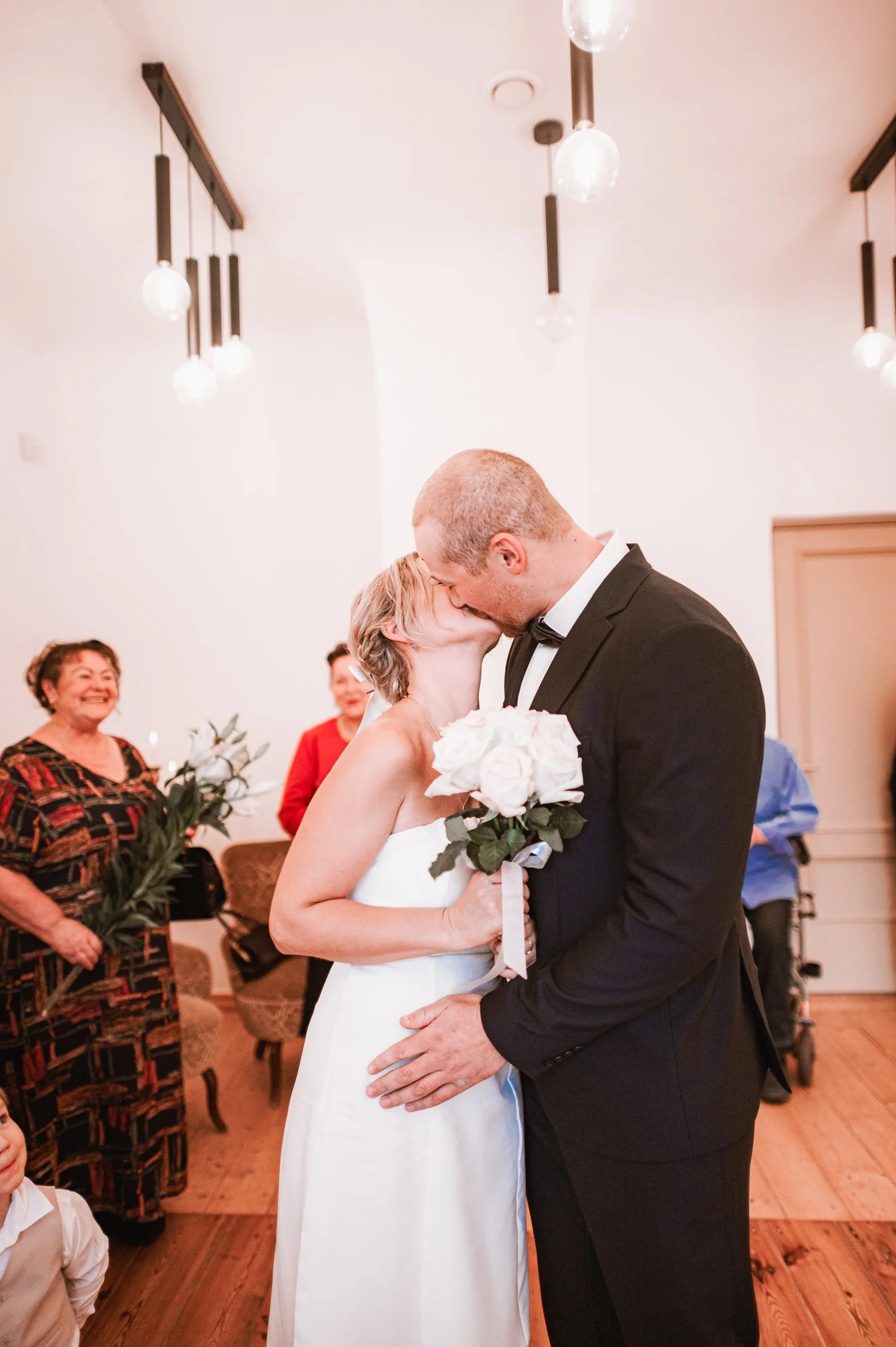 Katrīnas un Edgara pirmais skūpsts kāzu ceremonijā.