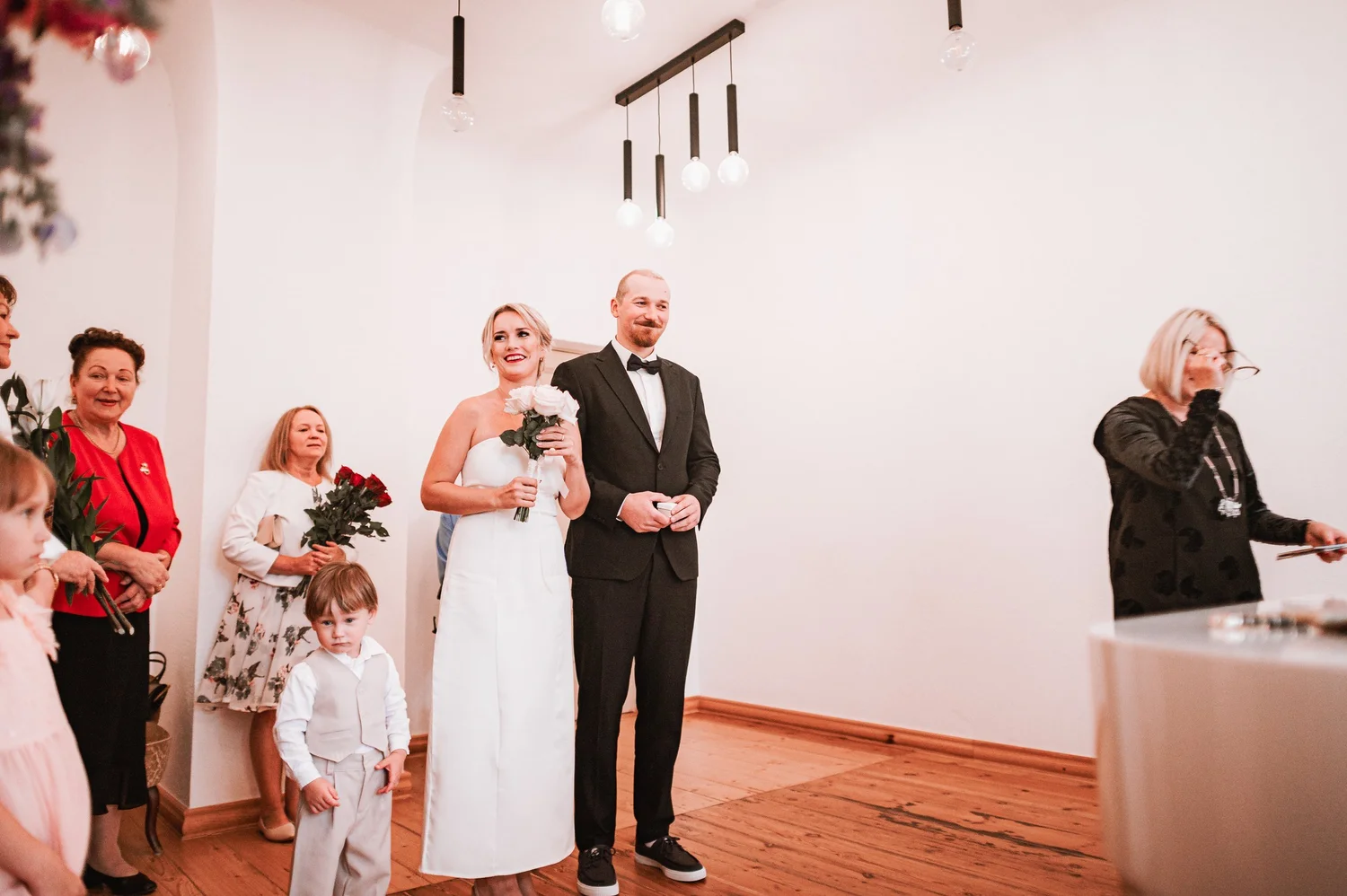 Katrīna un Edgars kāzu ceremonijas laikā Siguldas Jaunajā pilī.